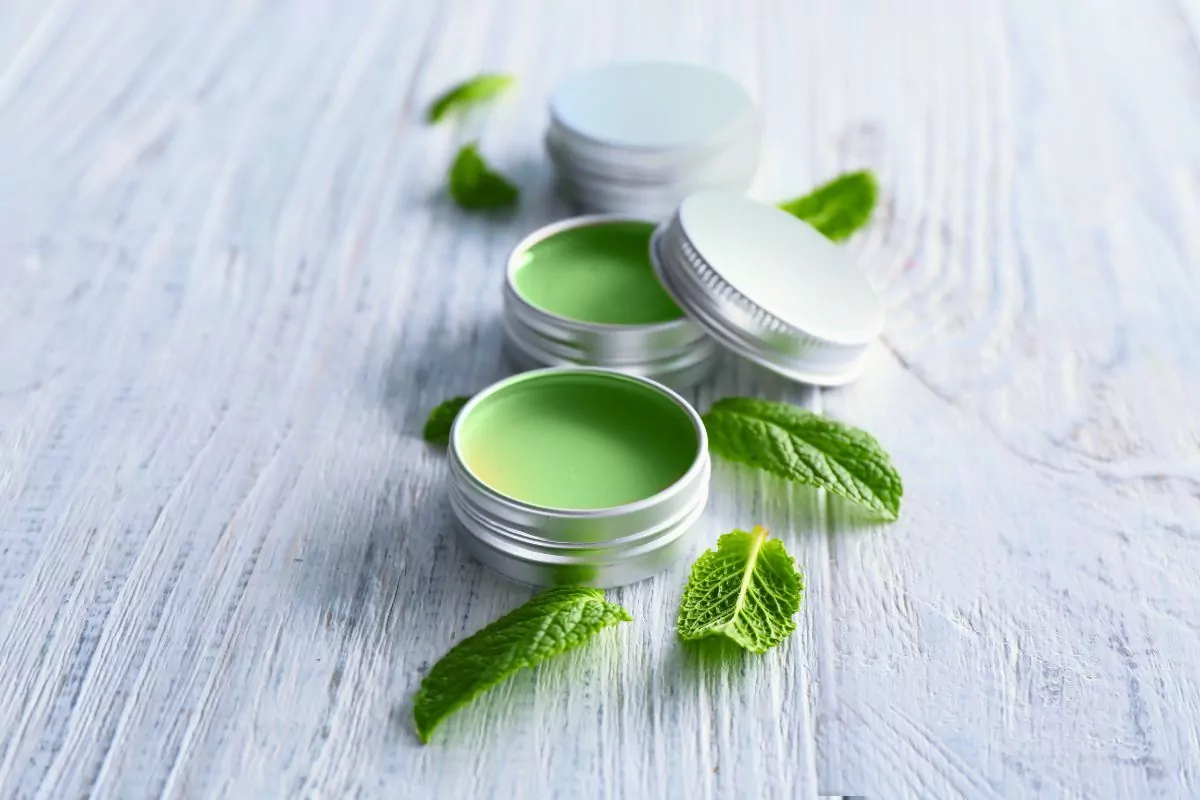 Jak zrobić domowy krem ziołowy? Praktyczny poradnik krok po kroku Gotowy domowy krem na bazie kremowej przygotowany zgodnie z poradnikiem